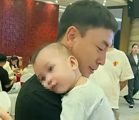 从童星到父亲小龙父子出席宴会释小龙携子再婚