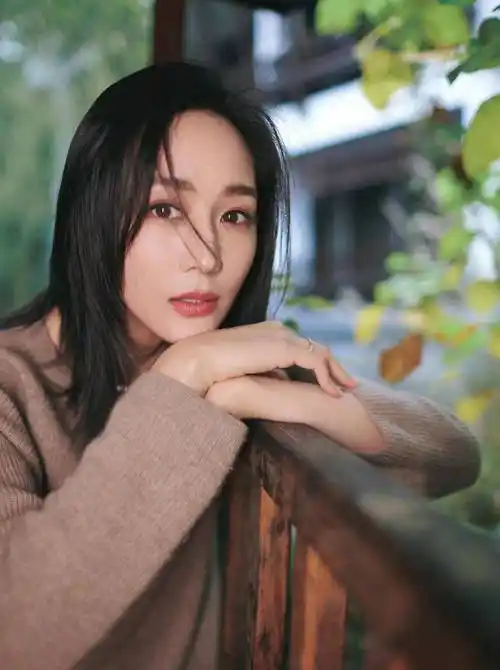 张钧甯的气质太好了,针织衫搭配披肩发,美得清新又脱俗_造型_年龄_美