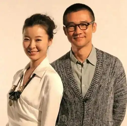 媒体记者也是不依不饶,经常拍到两个人一起吃饭或者游玩的照片.