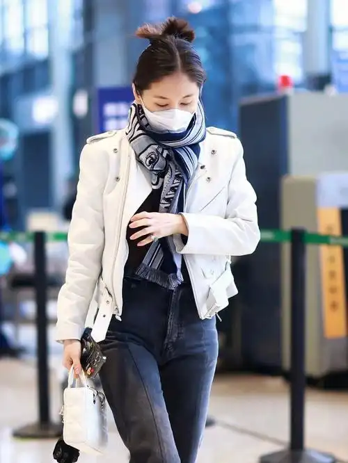 王子文气场太强穿白色皮衣配牛仔裤真洋气