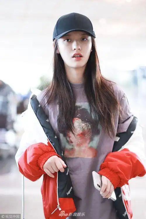组图:林允外套半脱露手臂迎夏天 戴棒球帽清纯可人