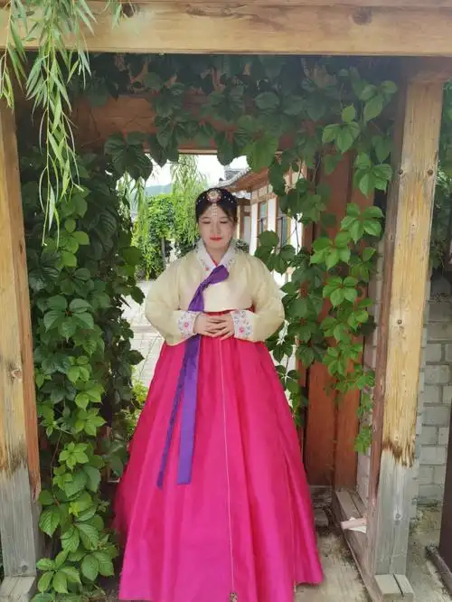 百年部落打卡朝鲜族服饰太好看了,家人都说很适合我,肚子有肉肉的姐妹