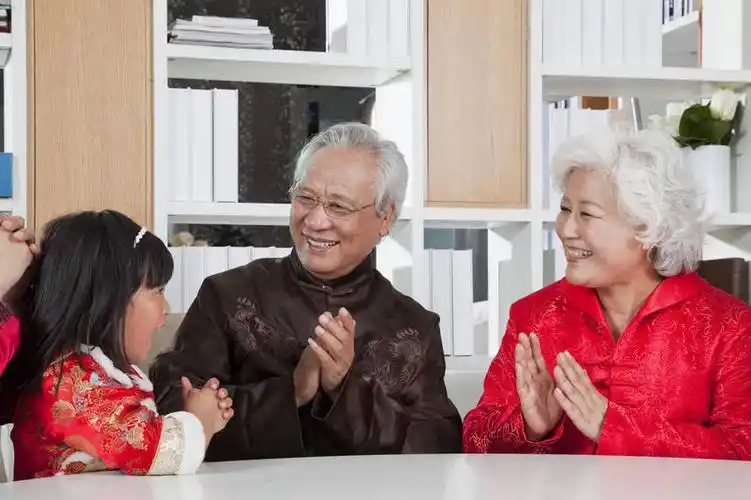 东方人,婴儿,儿童,老年人,家庭,夫妻,三代同堂,客厅,坐,微笑,横图