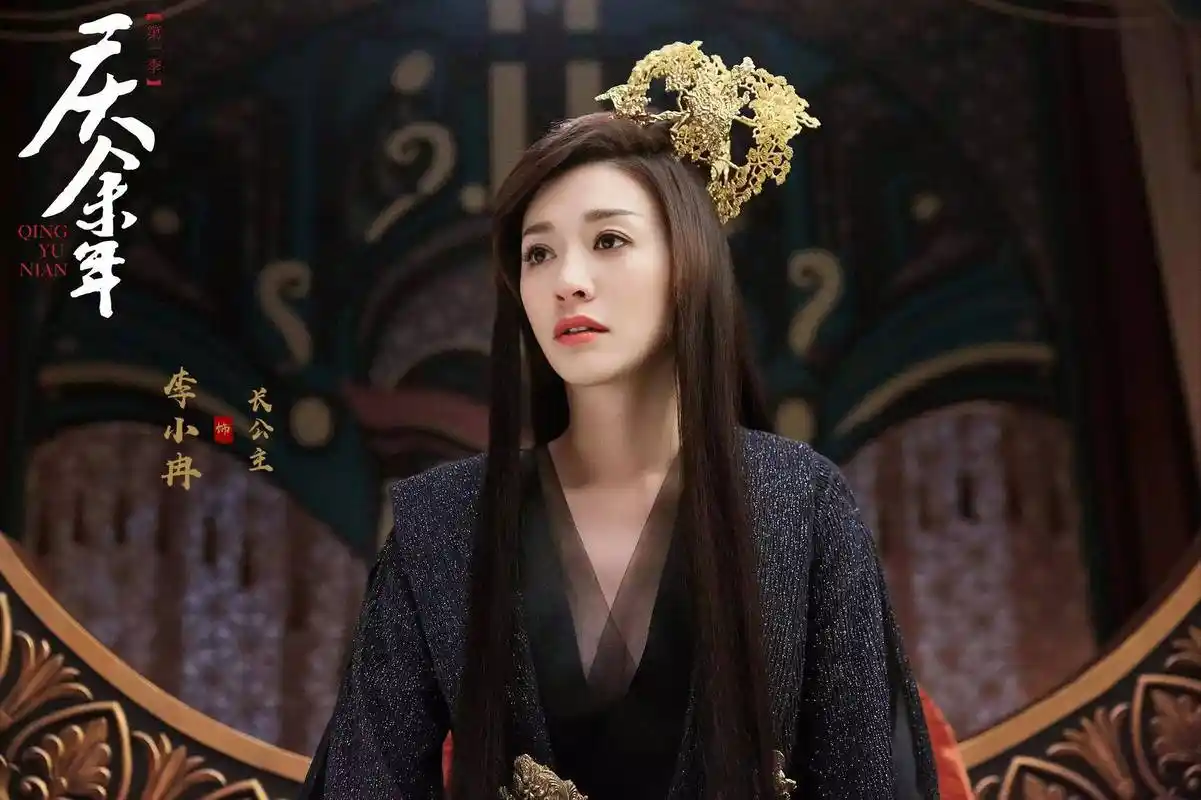 46岁李小冉走红毯抹泪惹人心疼,曾因拍戏尺度太大引争议,今嫁男闺蜜