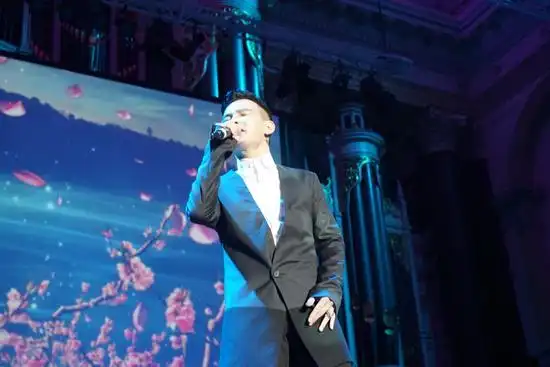 《一江水》新浪娱乐讯 当地2月25日晚,李维和周深如期现身中国国务院