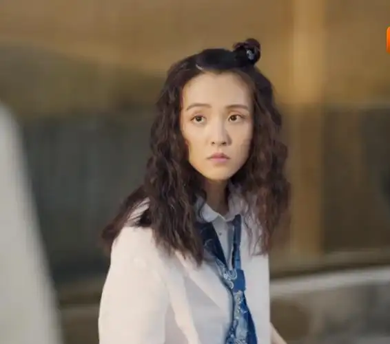 烫泡面头显老十岁吴倩八零九零造型惹争议发型成翻车原因