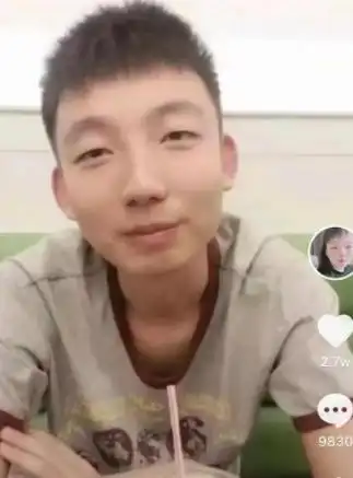 看看郭威姚策的童年照谁过得好一看便知这差距怎么这么大