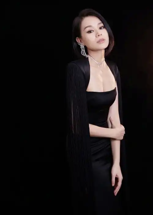 穿起黑色修身裙装的胡杏儿,身材好到让人羡慕,精致锁骨,纤细腰身,加上