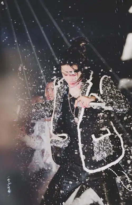 王一博的水舞台,我真的是爱到不行!