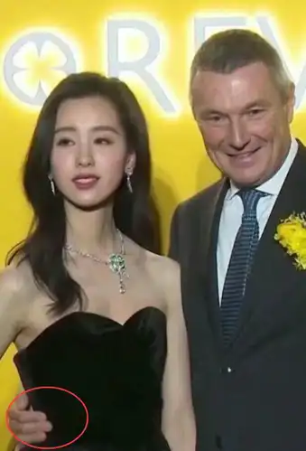 清纯女神陈都灵面对大佬调戏选择默认看到这个细节时网友理解