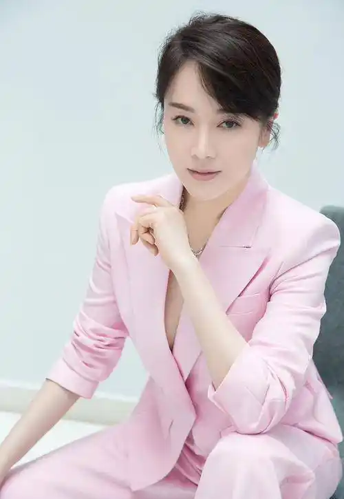 原创42岁左小青身材有多好当她穿穿搭下水时网友这不煤气罐吗