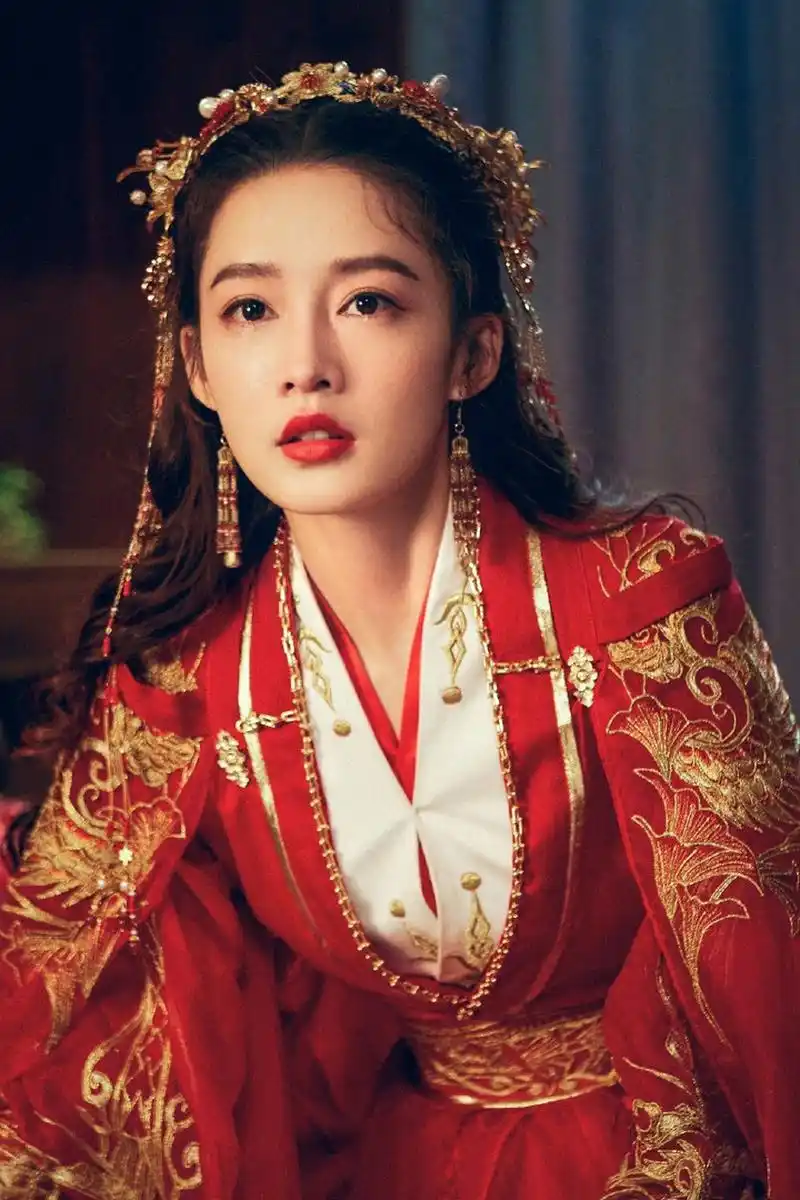 网上关于李沁在电视剧《请君》中的红衣剧照讨论得热火朝天