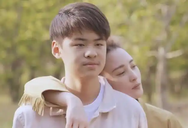 的颜值基因非常的强悍,虎虎和陈建斌站在一起,别人一看就知道是父子俩