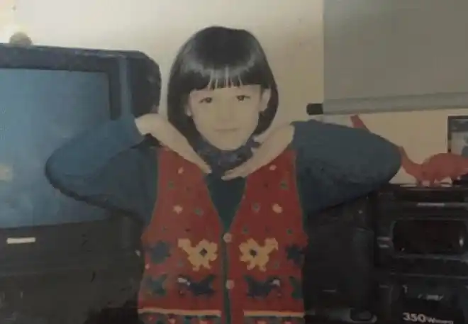 迪丽热巴一组童年照被传出放大细看脸型变化有无整容一眼便知