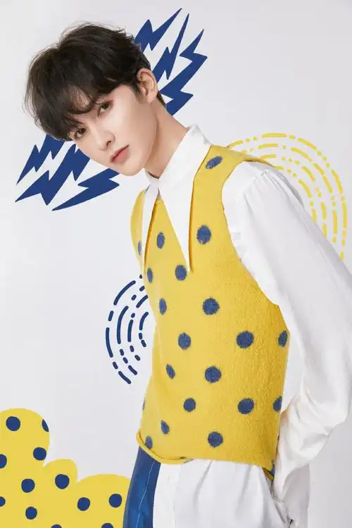 简介:朱正廷珍珠奶茶背心写真图片,分享一组朱正廷图片给大家,图中的