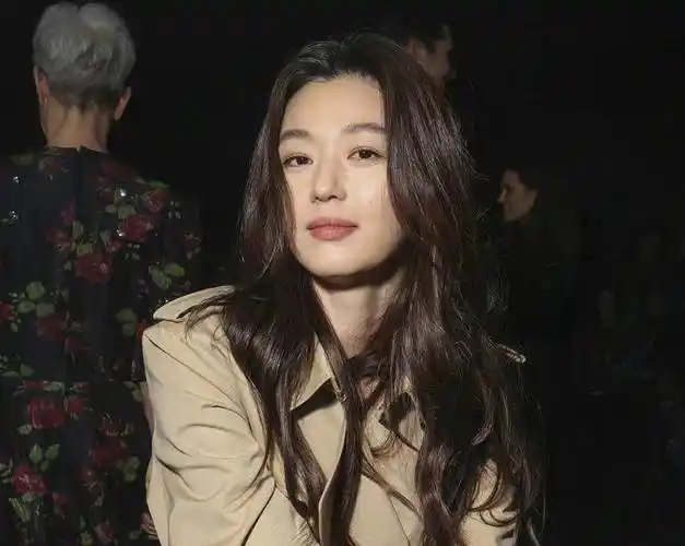 41岁全智贤生图曝光,出席活动意外曝出婆媳关系,手上皮肤太真实_婆婆