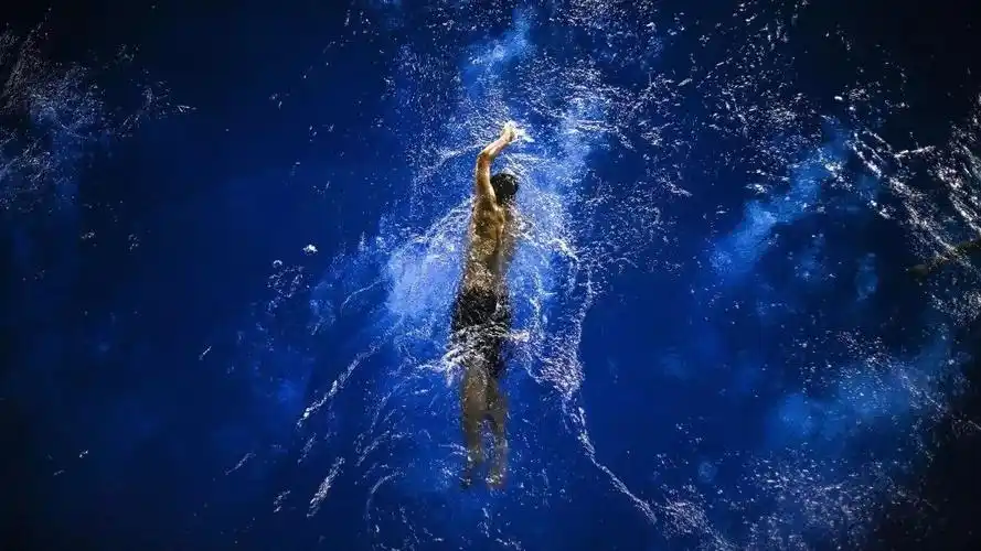 而运动量可大可小且适合男女老幼进行锻炼的游泳运动则被人们认为是