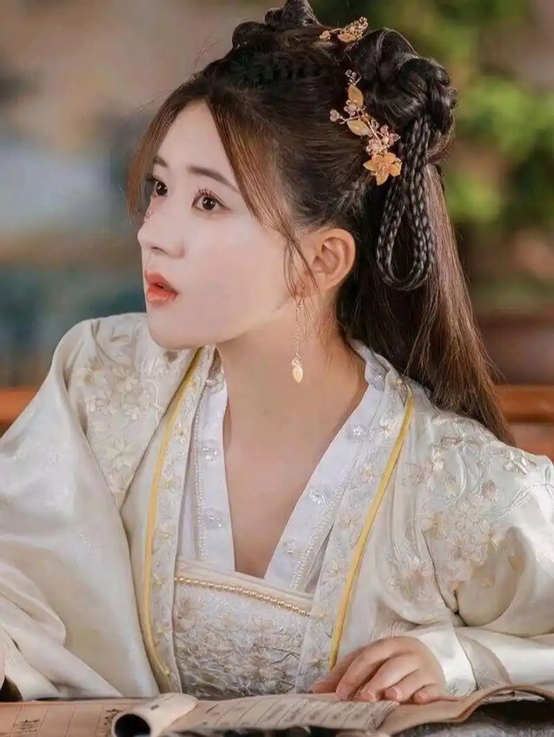 赵露思绝美古装图片.