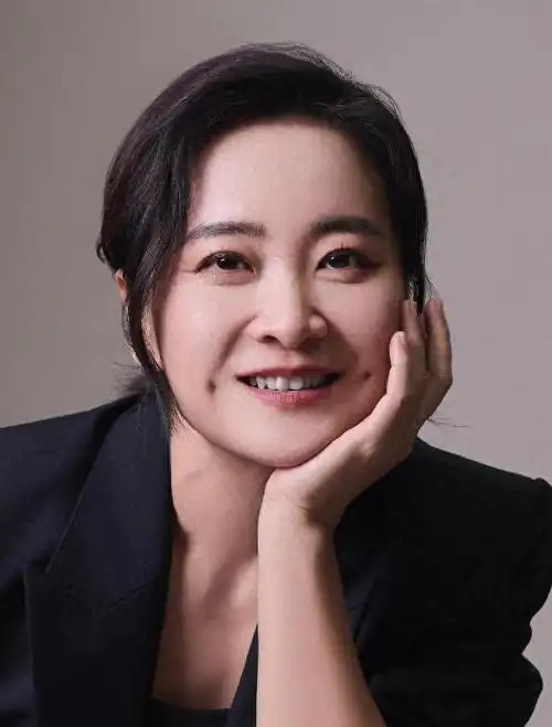 贾玲新公式照惊艳亮相!捧脸微笑,自信满满,网友直呼太美了!