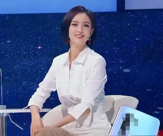 原创王牌女嘉宾坐姿引热议其他人都正常唯有关晓彤的坐姿最保守