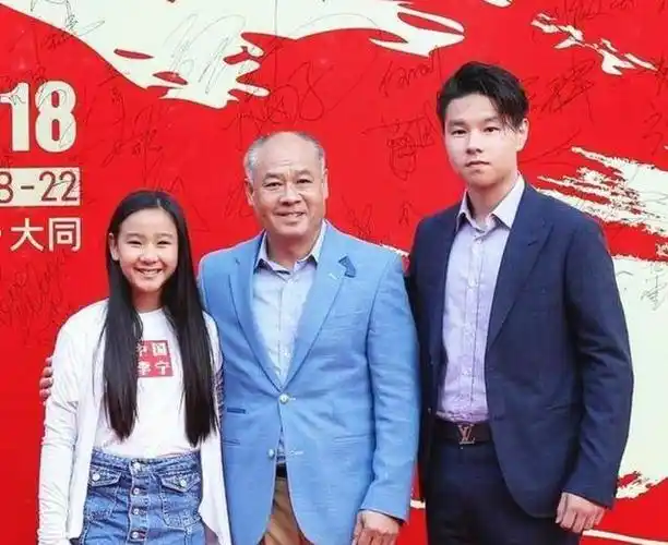 李宁妻子陈永妍婚后六年无子见证了丈夫的眼泪44岁冒险生女