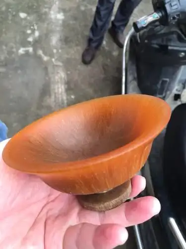 朋友有一套犀牛角碗杯,请问是哪个地区什么犀牛的角,大概值多少钱?