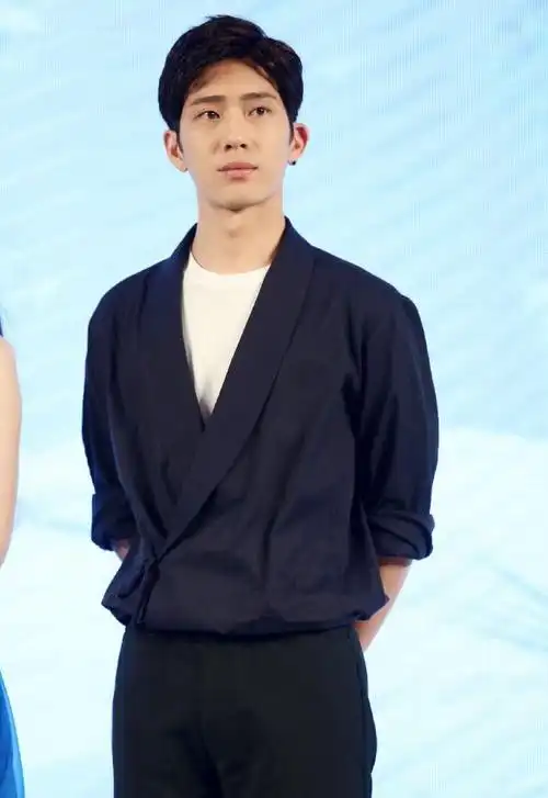 虞书欣要去时装周赵丽颖新商务井柏然搭档窦骁新戏