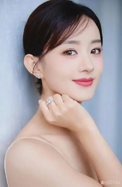 赵丽颖一袭白色吊带连衣裙,精致优雅迷人,宛如白莲,"白月光"既视感!