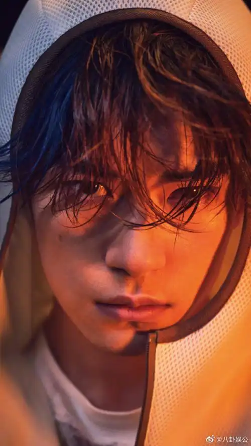 易烊千玺时尚芭莎三月刊封面