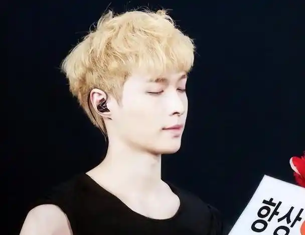 忠孝两难全32岁的爱豆张艺兴在粉丝和母亲中难以抉择