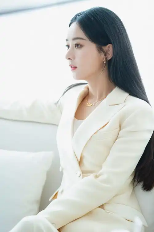 心动满分赵丽颖黑长直发型知性温柔