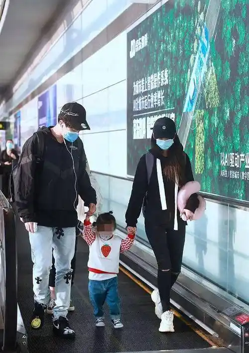 颖儿付辛博一家三口手牵手现身温馨有爱,2岁小月亮颜值超高_女儿_黑色