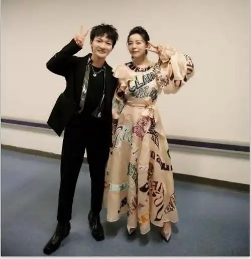 她拿下年度飞跃歌手称号还与周深在红毯上清唱亲人