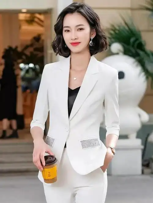 穿白色西装女明星