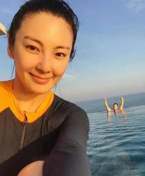 近日,知名演员张雨绮在社交网站上分享了一组令人惊艳的随拍照.