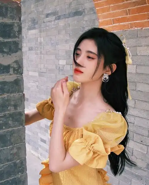 鞠婧祎穿短裙大秀美腿看清真实腿围比例这是159cm该有的