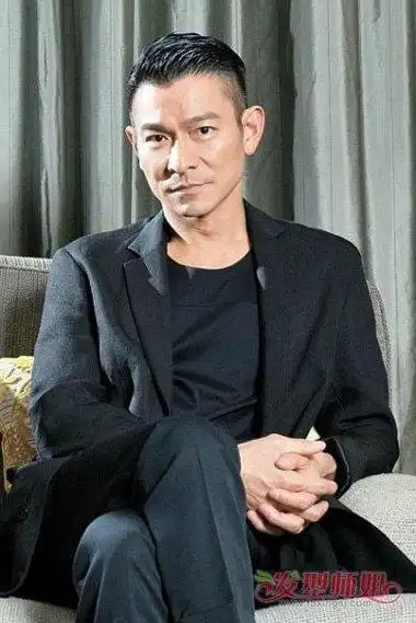 08:20来源:发型师姐编辑:anny 分享到  坐在沙发上的刘德华两边剃光