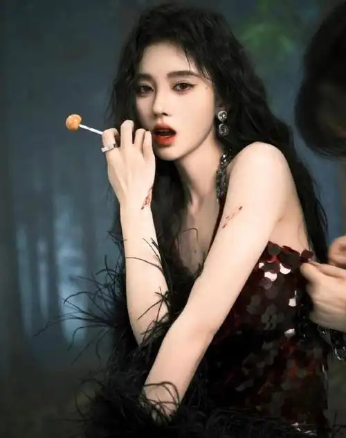 鞠婧祎黑色长裙犹如一只高冷的黑天鹅