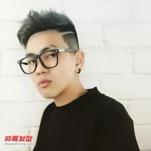 男生夏天最潮短发 修剪两侧的短发设计-男生短发-帅哥发型网