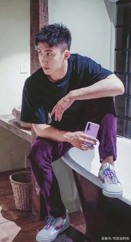 黄景瑜潮流私服被称赞,白色夹克简约不失时尚,穿花衬衫个性十足