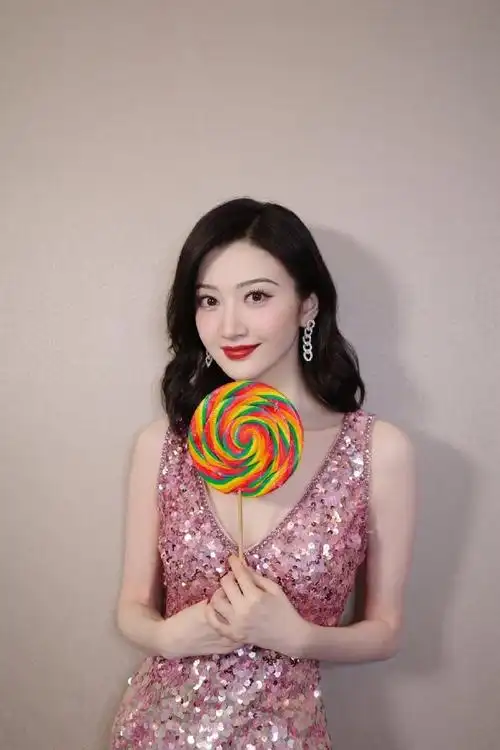 也是《司藤》中高贵傲娇的司藤小姐,她就是明艳大方的人间富贵花@景甜