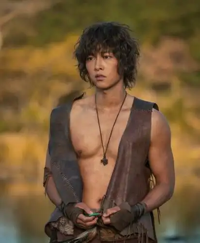 宋仲基新剧造型曝光泡面头露胸肌野蛮劲儿十足