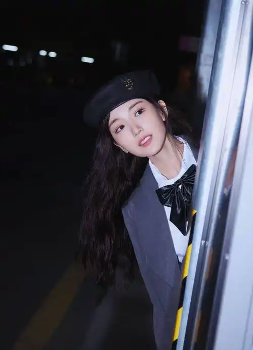 毛晓彤学生装青春活泼写真_网友_犯规_照片