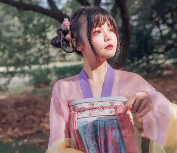 本名陈元汐,2000年5月13日出生于重庆市开州区,中国内地古风女歌手