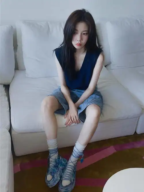 cecilia宋妍霏宋妍霏超话上脚#uggxcollinastrada#厚底魔术贴凉鞋带