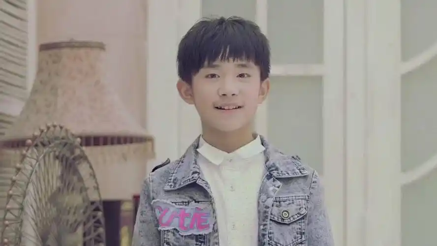 易烊千玺可爱童年照网友小朋友太可爱了