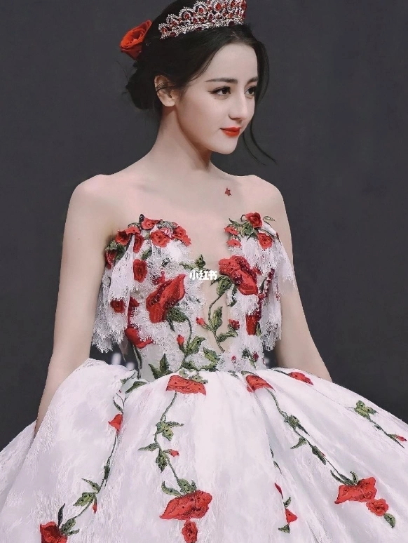 迪丽热巴红毯封神之路,从暗黑天鹅到玫瑰皇后,卡点女王不是吹的