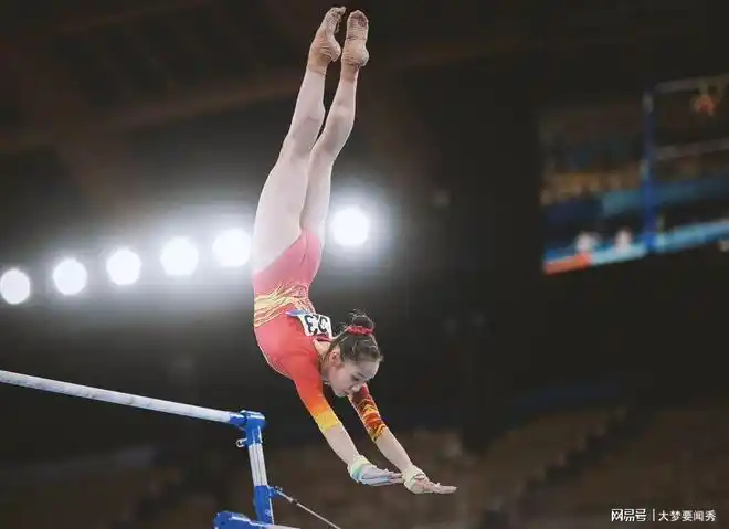 芦玉菲失误掉杠全身扑在垫子上站起来后却问可以再翻吗