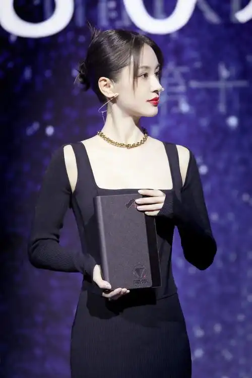 王子文黑色裹身长裙优雅活动图片39