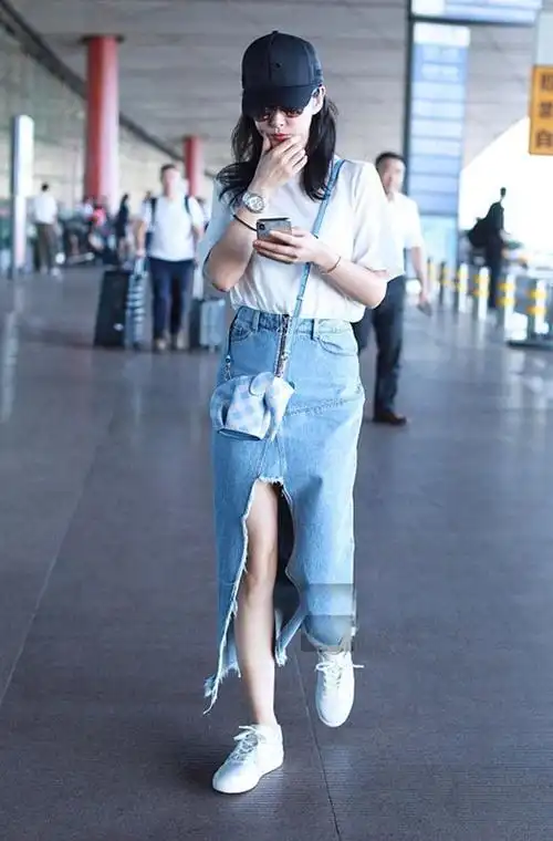 李冰冰这样多好啊,素颜走机场也不在意,不扮嫩中年打扮反倒舒服